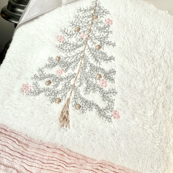 NWT Set of 2 Shimmering Christmas Tree Turkish Bathroom Hand Towels - Picture 6 of 10